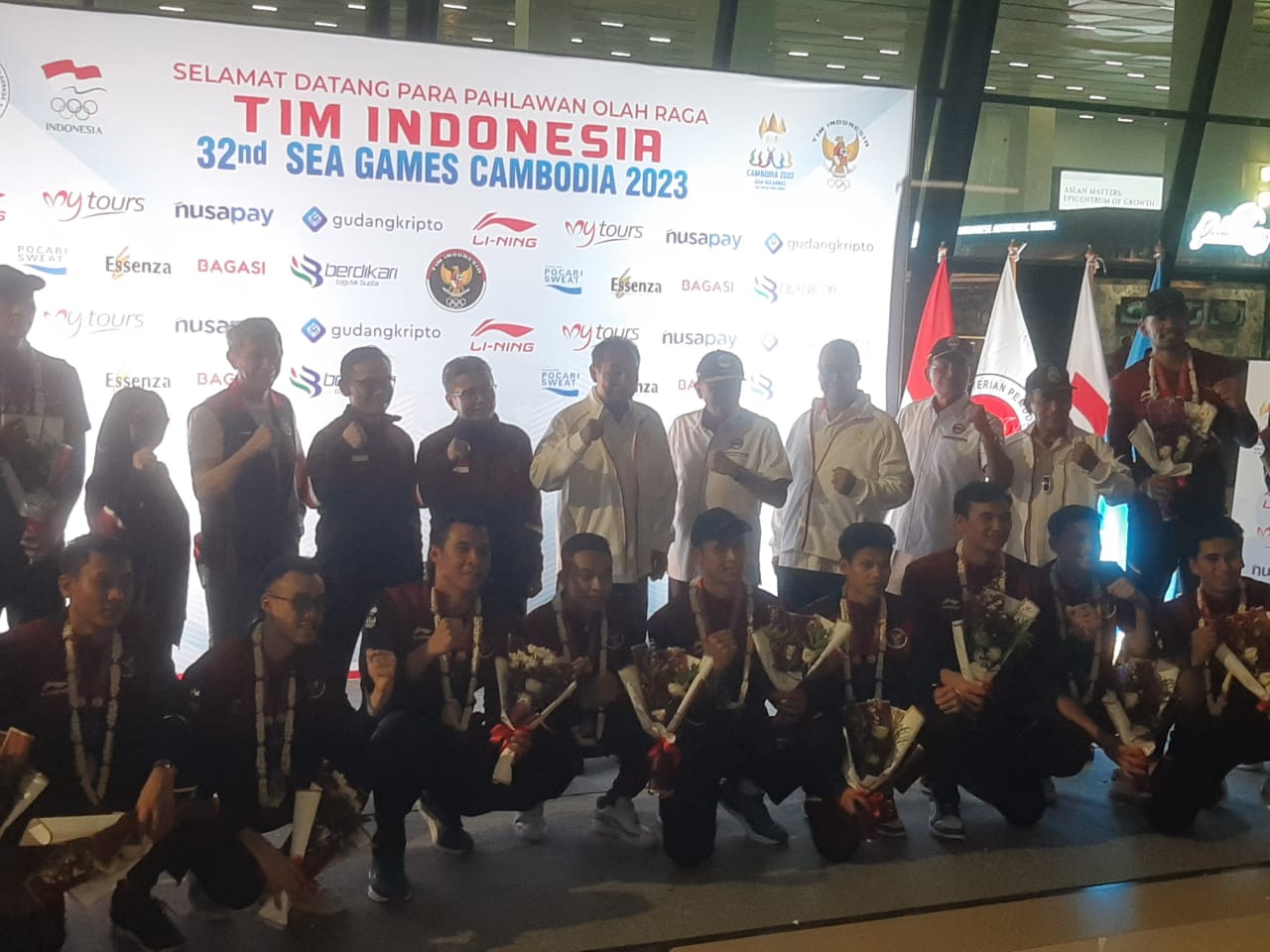 Berkalung Medali Emas Dan Bunga Tim Voli Indoor Putra Indonesia Tiba