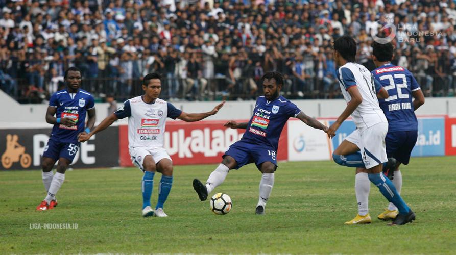 Milan Petrovic Sesali Keputusan Wasit yang Pimpin Laga PSIS Lawan Arema FC
