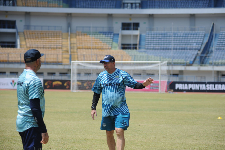 Jelang Persiapan Persib, Robert Rene Alberts Singgung Loyalitas