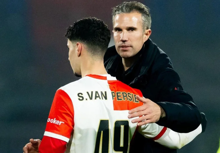 Robin van Persie dan 7 Pelatih yang Memberikan Debut kepada Anaknya 