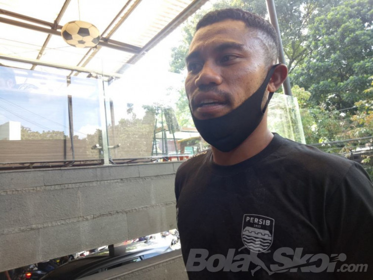 Pandemi Virus Corona dan Liga 1 Ditunda, Bek Persib Berjualan Sepatu