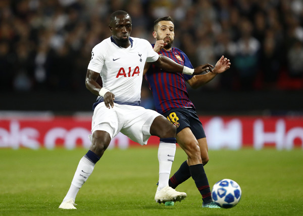 Bek Barcelona Sebut Menangi Trofi Tak Semudah yang Terlihat