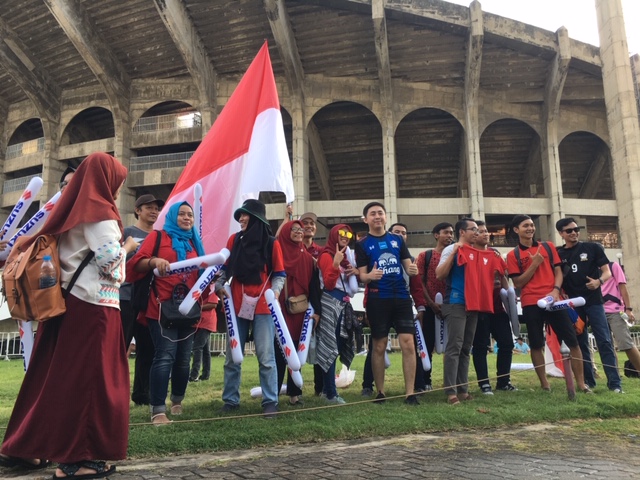 Suporter Indonesia Jadi Objek Foto Bersama Fans Thailand