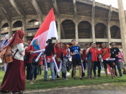 Suporter Indonesia Jadi Objek Foto Bersama Fans Thailand