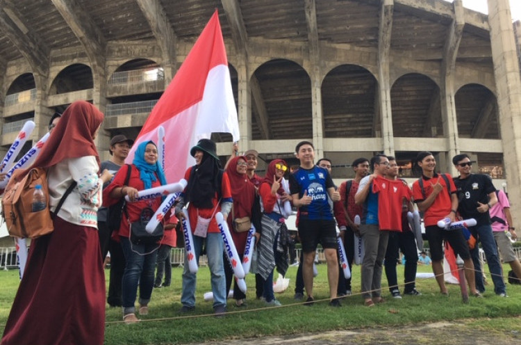 Suporter Indonesia Jadi Objek Foto Bersama Fans Thailand