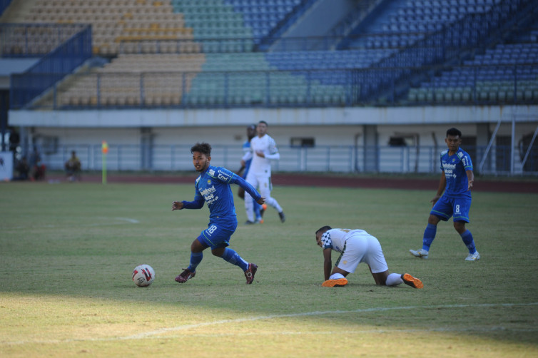Pelatih Persib Menanti Perubahan Gian Zola