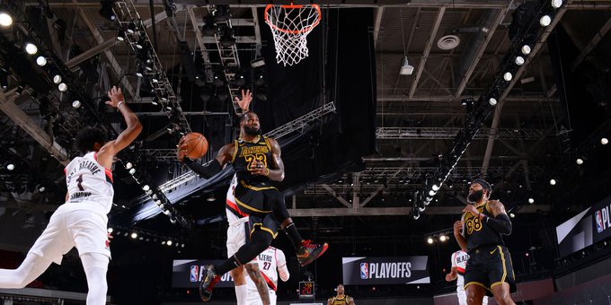 Lakers Kenakan Jersey Black Mamba, LeBron James Samai Kobe Bryant