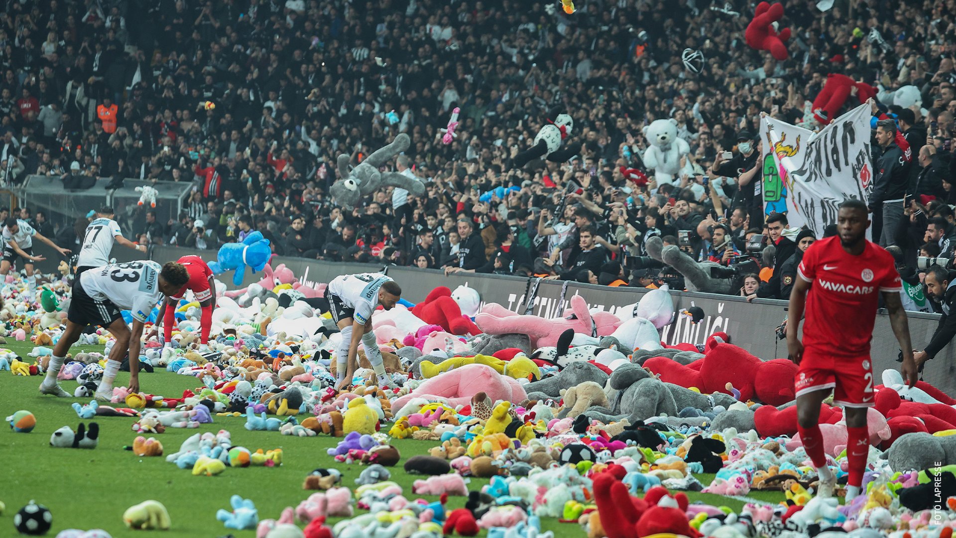 Aksi Kemanusiaan di Balik Hujan Boneka pada Laga Besiktas Vs Antalyaspor