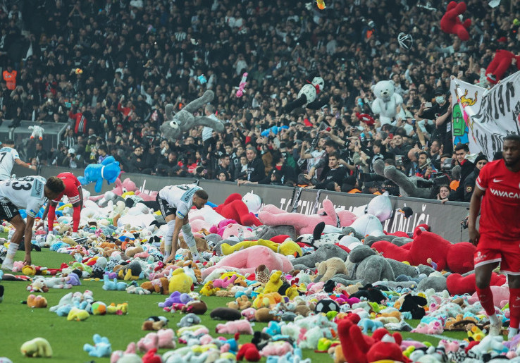 Aksi Kemanusiaan di Balik Hujan Boneka pada Laga Besiktas Vs Antalyaspor