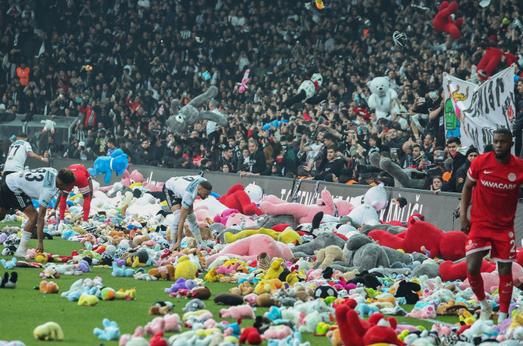 Aksi Kemanusiaan di Balik Hujan Boneka pada Laga Besiktas Vs Antalyaspor
