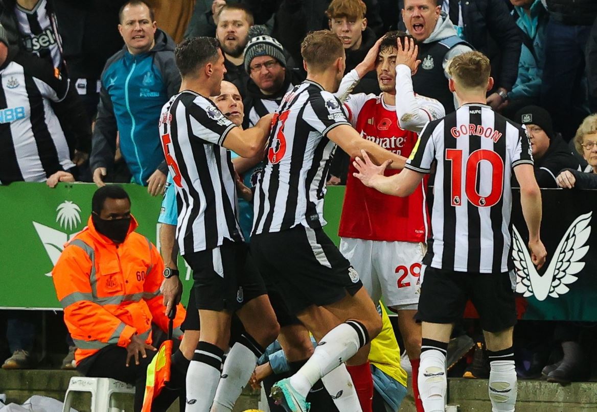 Newcastle United Vs Arsenal, St James Park dan Momen Kontroversial