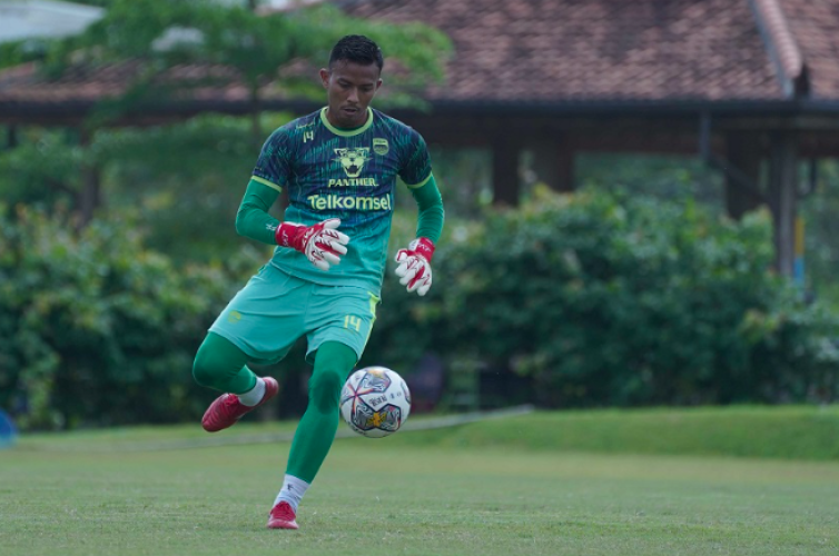 Pelatih Kiper Persib Komentari Penampilan Teja Paku Alam