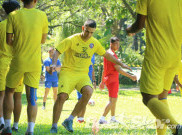 Fokus Teknis Tim, Charis Yulianto Enggan Pikirkan Lepasnya Pemain Asing dari Arema FC