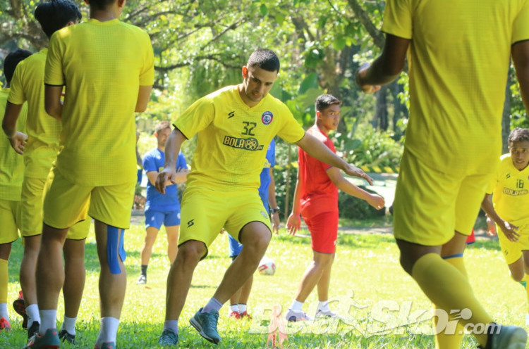 Fokus Teknis Tim, Charis Yulianto Enggan Pikirkan Lepasnya Pemain Asing dari Arema FC