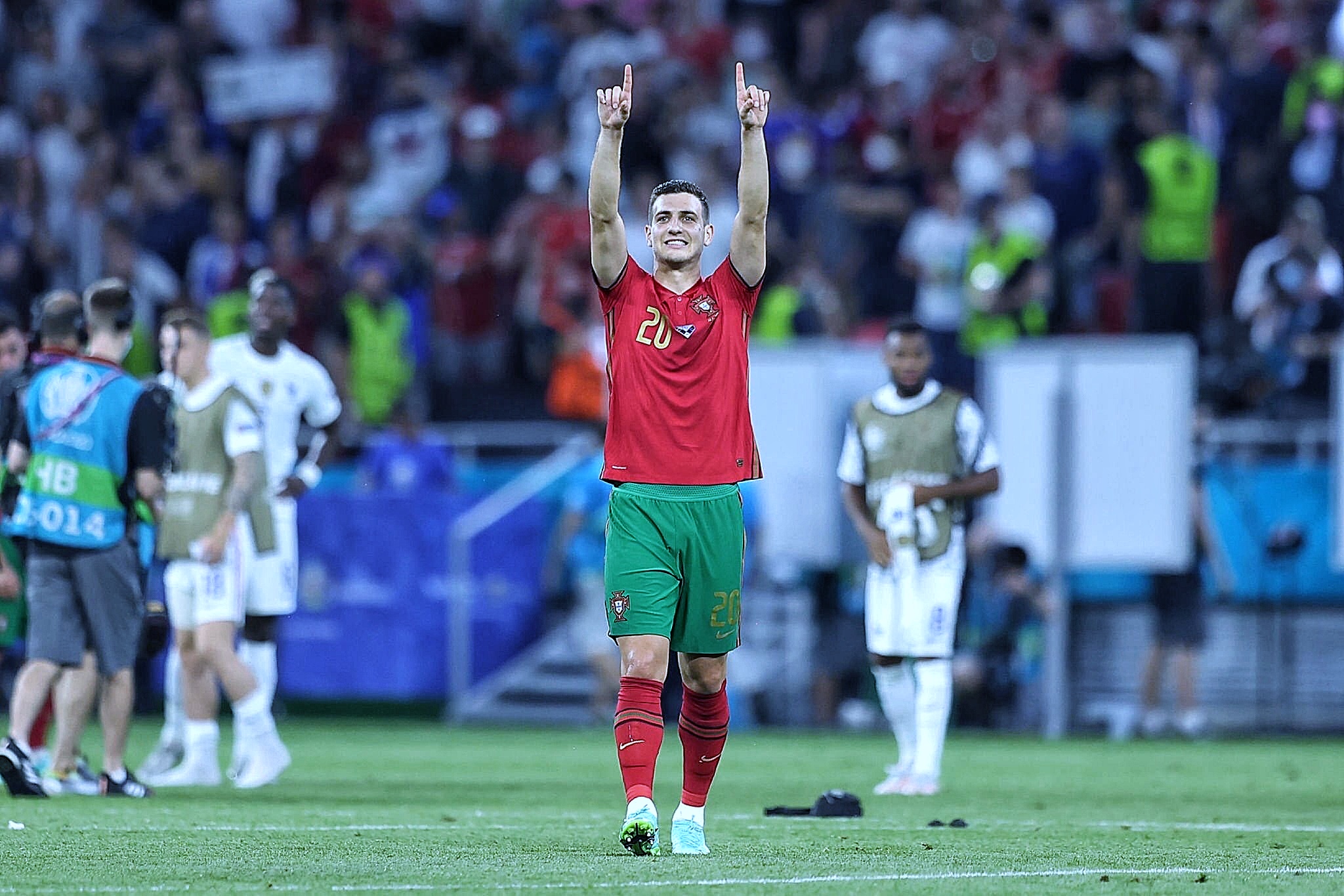 Madrid Terpincut Diogo Dalot, Manchester United Minta Ditukar Raphael Varane