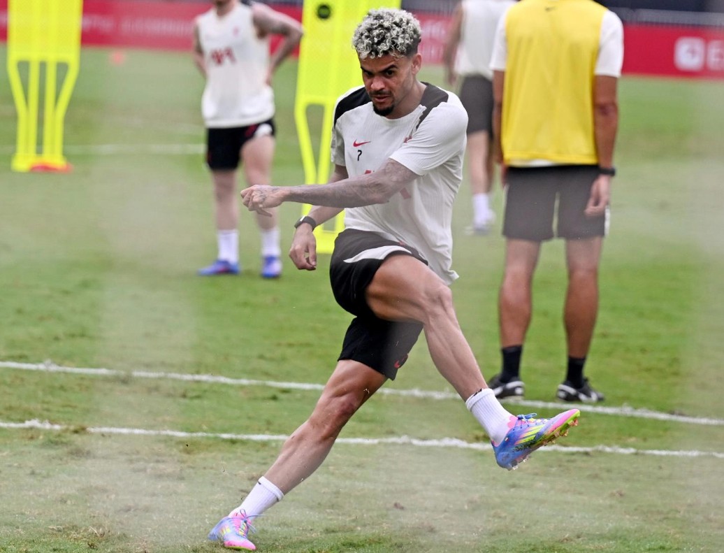 Arne Slot Akui Spekulasi Transfer Jadi Alasan Luis Diaz Tidak Masuk Skuad Liverpool vs AC Milan