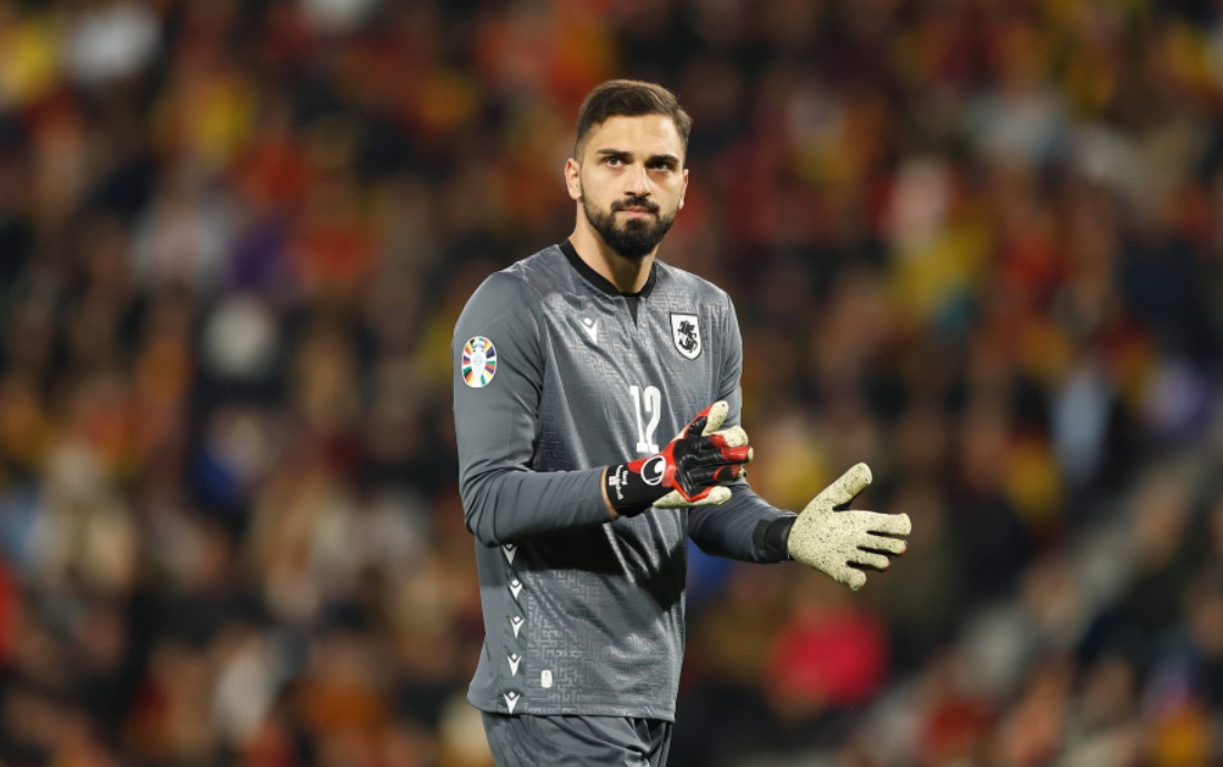 Persaingan Kiper Utama Liverpool, Giorgi Mamardashvili Siap Geser Alisson Becker