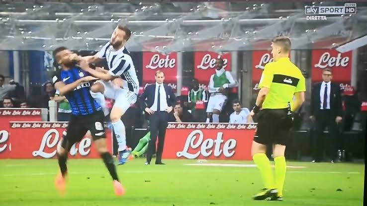 Misteri Hilangnya Rekaman Audio Insiden Miralem Pjanic Melanggar Rafinha