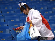 Salut, Meski Tim Kesayangan Kalah Suporter Jepang Tetap Bersihkan Sampah di Stadion