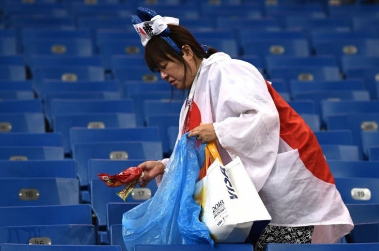 Salut, Meski Tim Kesayangan Kalah Suporter Jepang Tetap Bersihkan Sampah di Stadion