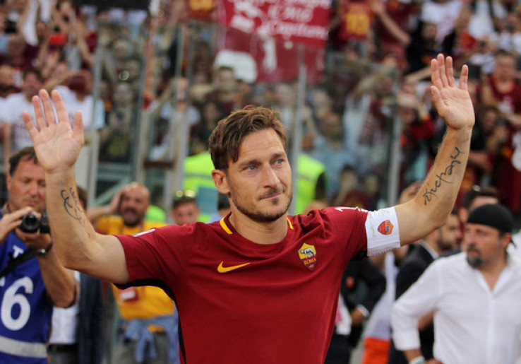 AS Roma Luncurkan Jersey Totti Keluar Angkasa