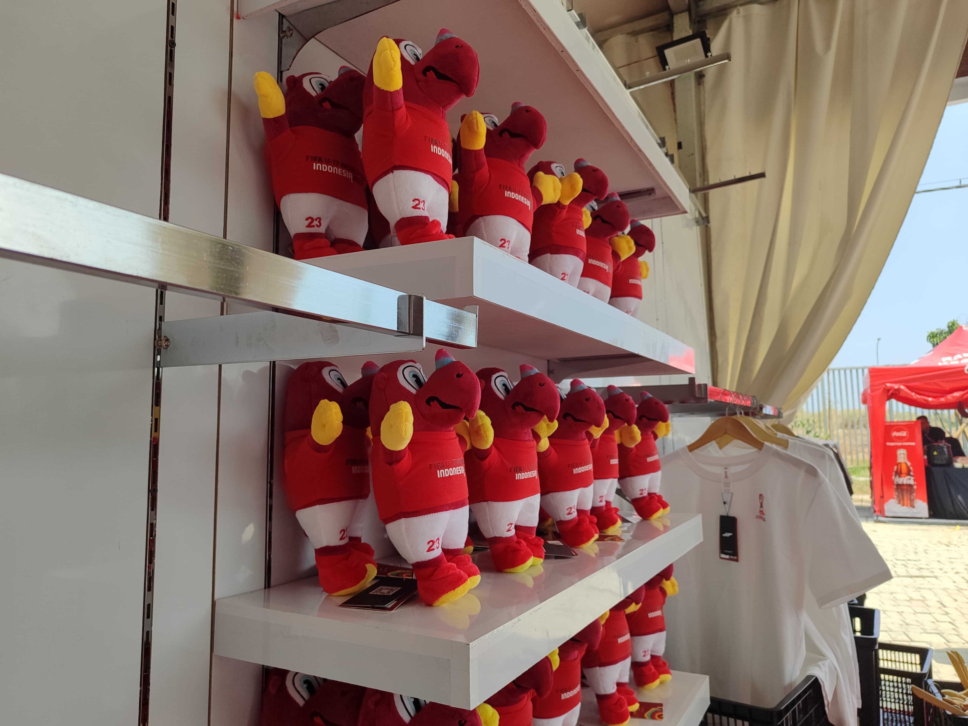 Booth Kewalahan, Merchandise Resmi Piala Dunia U-17 di Stadion GBT Laku Pesat