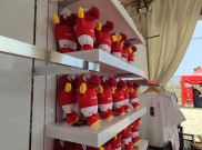 Booth Kewalahan, Merchandise Resmi Piala Dunia U-17 di Stadion GBT Laku Pesat