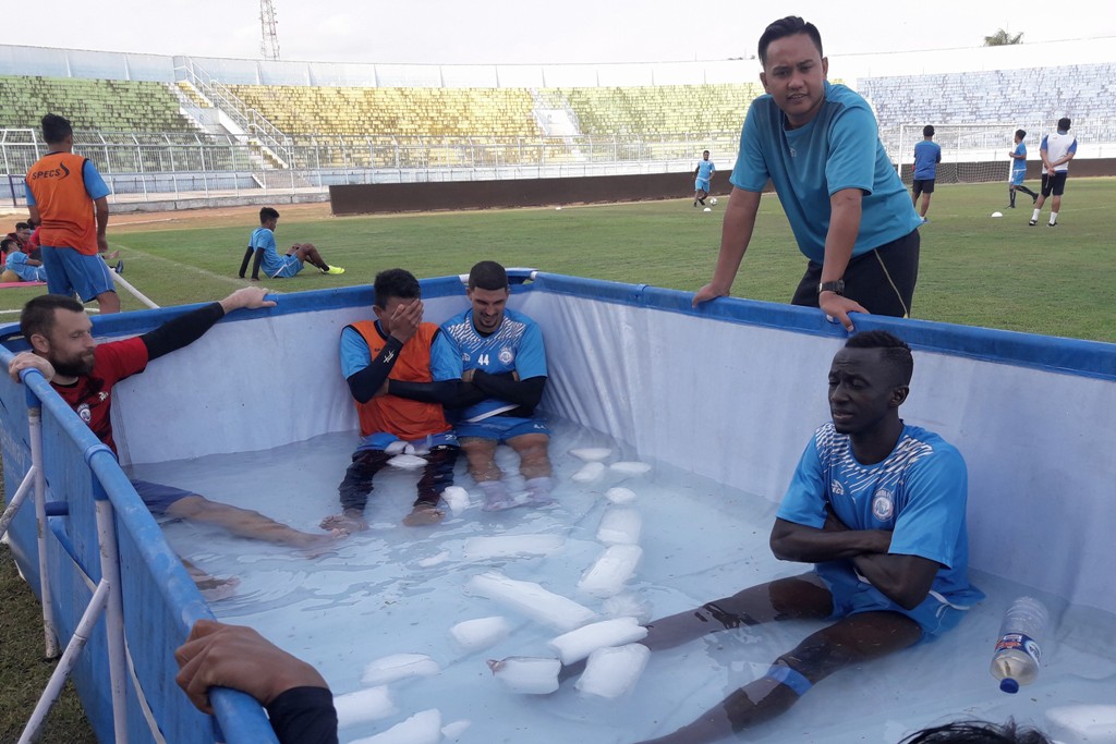Terapi Ice Bath Jadi Solusi Arema FC Atasi Recovery Terbatas