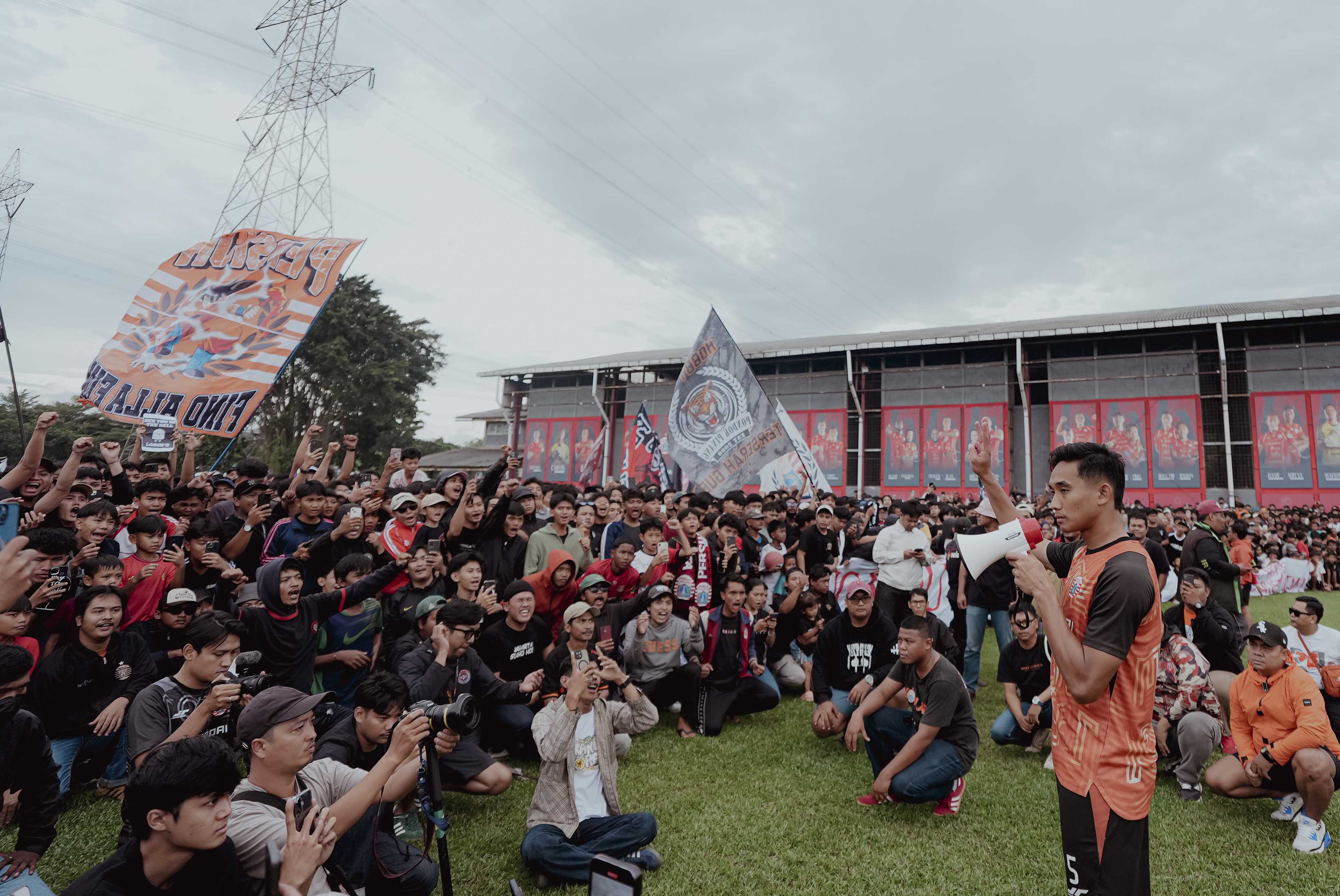 The Jakmania Datangi Latihan Persija, Rizky Ridho Janji Bawa Kemenangan dari Markas Persib