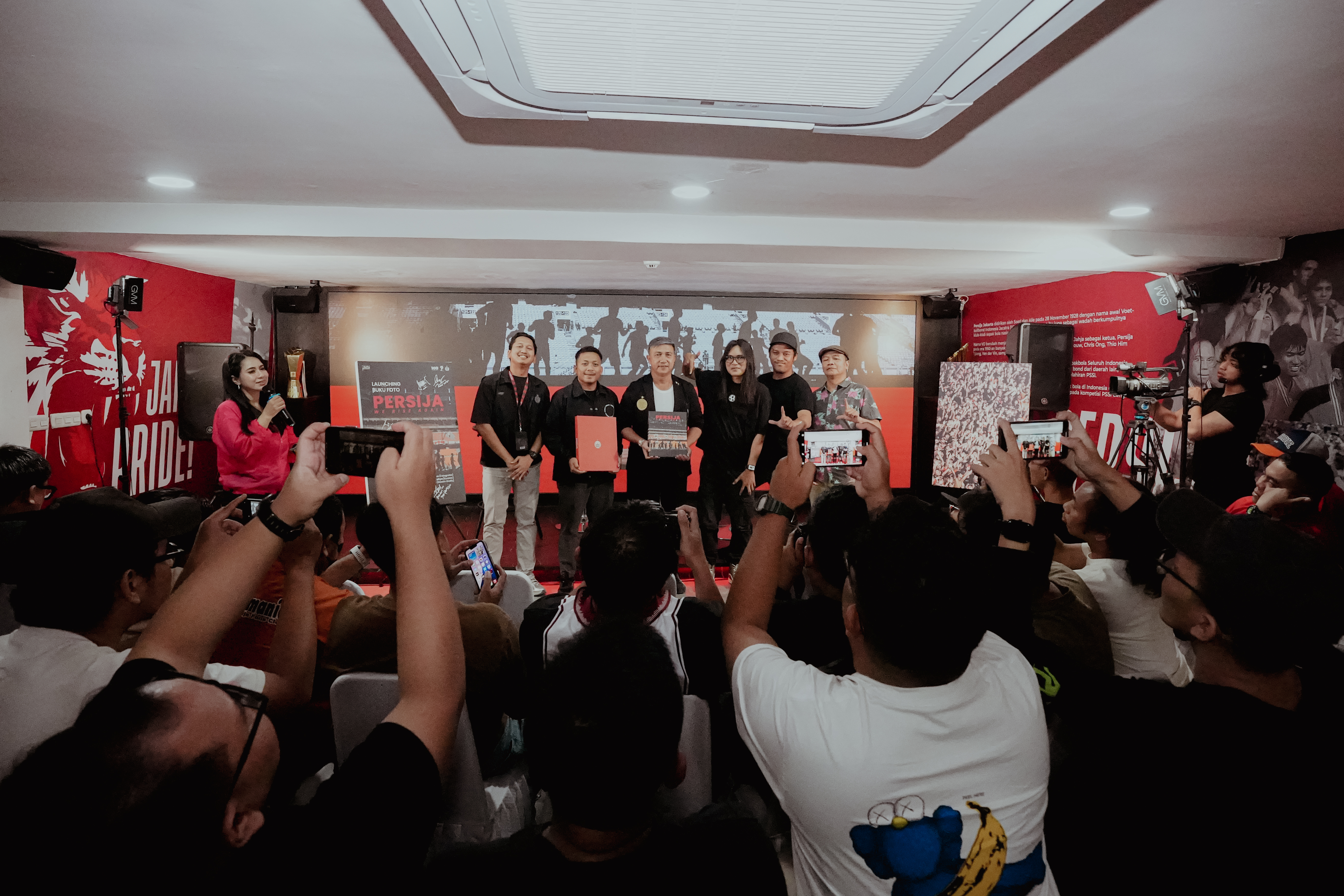 Jelang HUT Ke 97, Persija Luncurkan Buku Foto Bertajuk We Rise Again