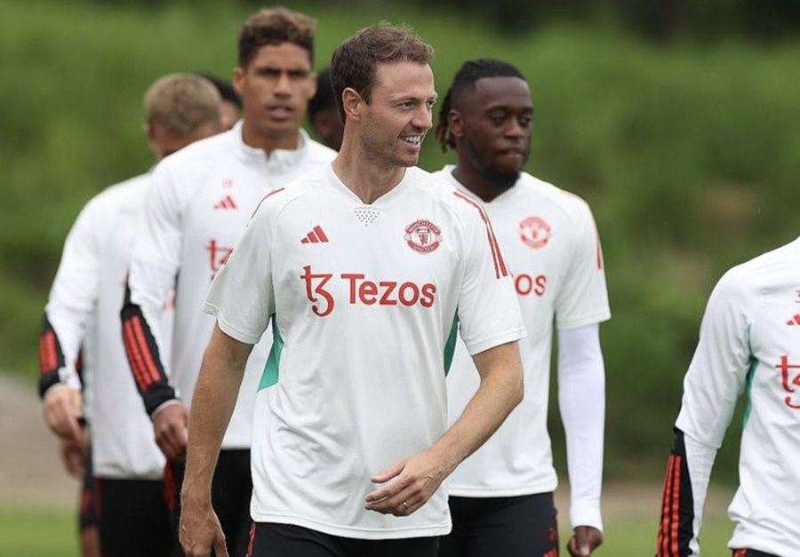 Memahami Keputusan Aneh Manchester United Rekrut Jonny Evans