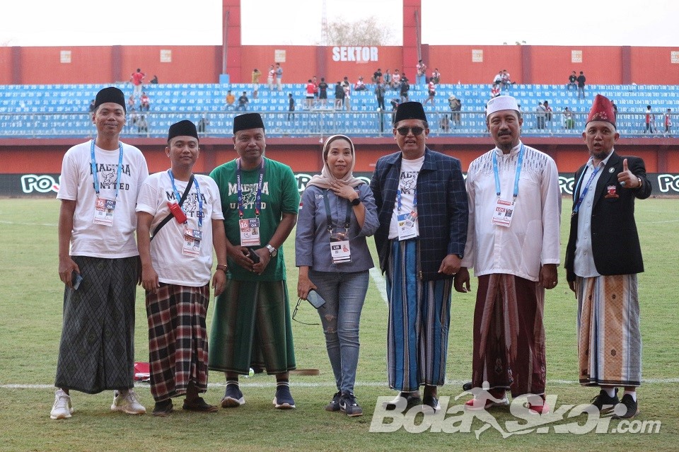 Cara Unik Panpel Madura United Peringati Hari Santri, Pakai Sarung dan Songkok saat Gelar Pertandingan
