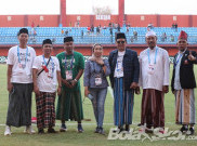 Cara Unik Panpel Madura United Peringati Hari Santri, Pakai Sarung dan Songkok saat Gelar Pertandingan