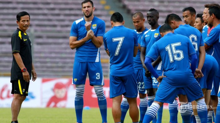 Djanur Terus Perbaiki Taktik dan Strategi Persib Bandung