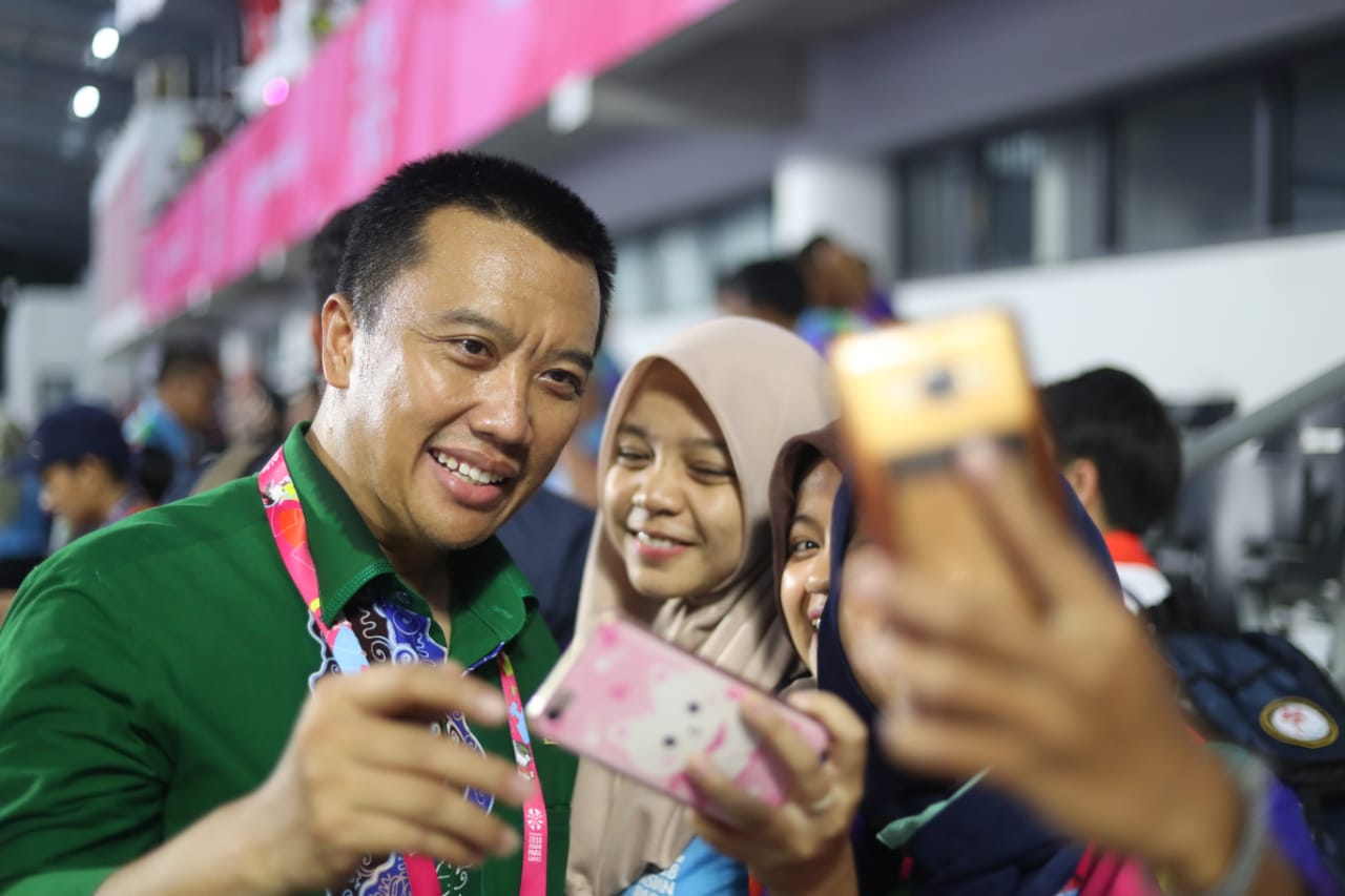Canda dan Pijatan Menpora Hibur Atlet Catur Asian Para Games 2018