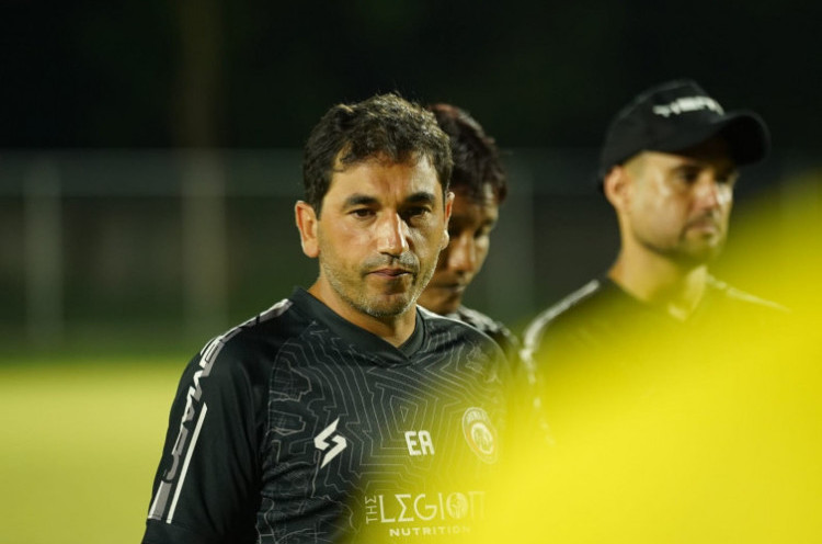Pelatih Arema FC Enggan Pikirkan Persoalan Persija
