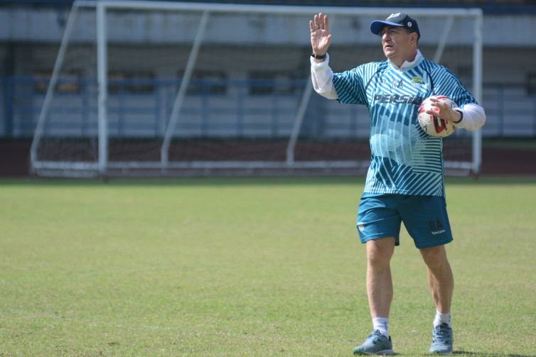 Singgung Spanyol, Pelatih Persib Kesal Nasib Liga 1 Abu-abu