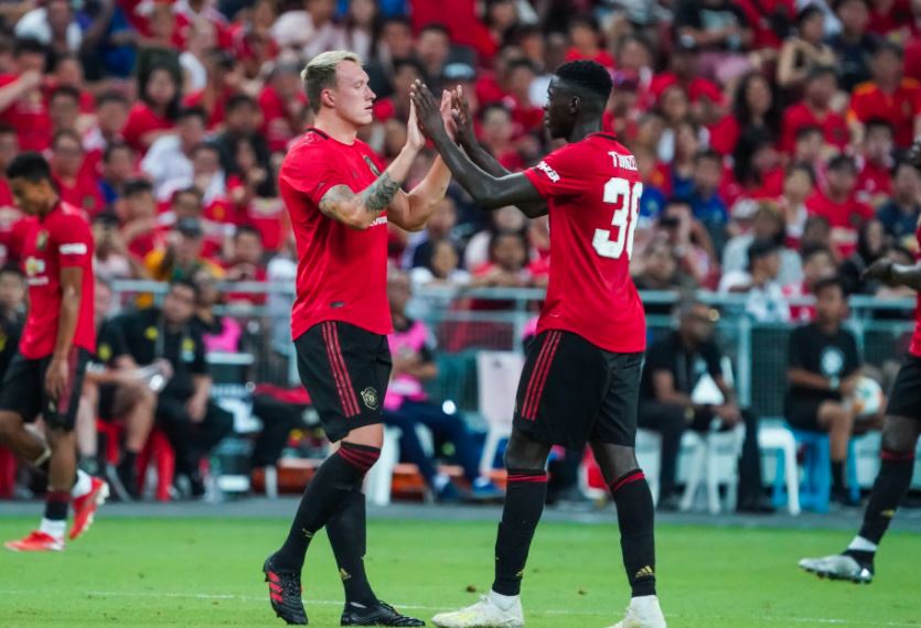 Raphael Varane Datang, Man United Berpotensi Lepas Dua Bek Tengah