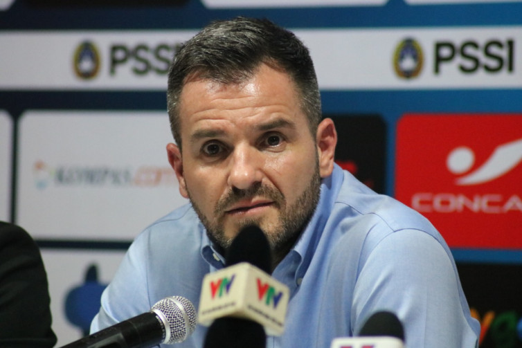 Kemungkinan Simon McMenemy Masih Dipertahankan untuk Lawan Malaysia