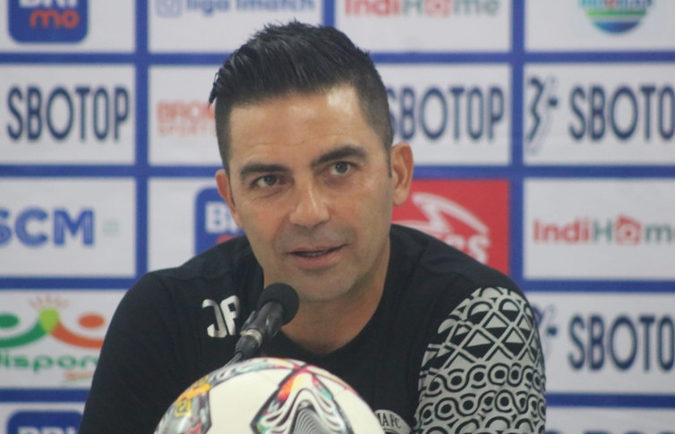 Javier Roca Pasang Badan atas Kekalahan Beruntun Arema FC