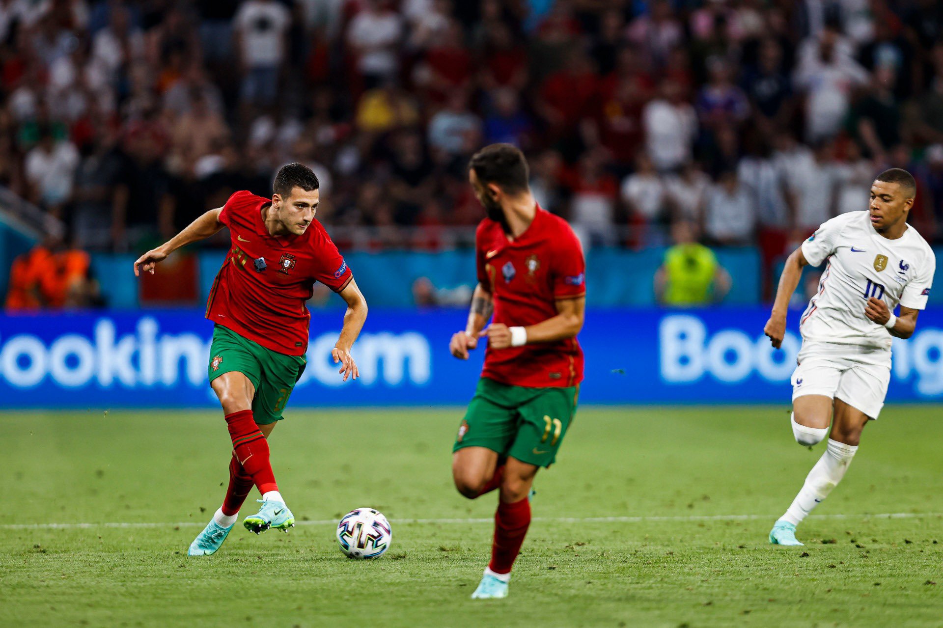 Diogo Dalot Diincar Madrid dan Milan, Manchester United Tentukan Banderol