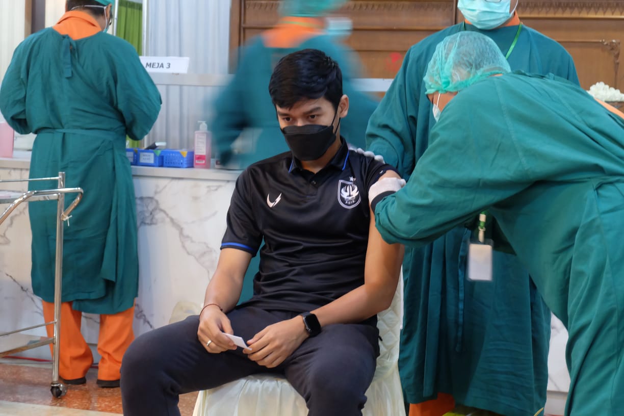 Dua Pemain PSIS Mewakili Atlet Vaksinasi Perdana di Semarang