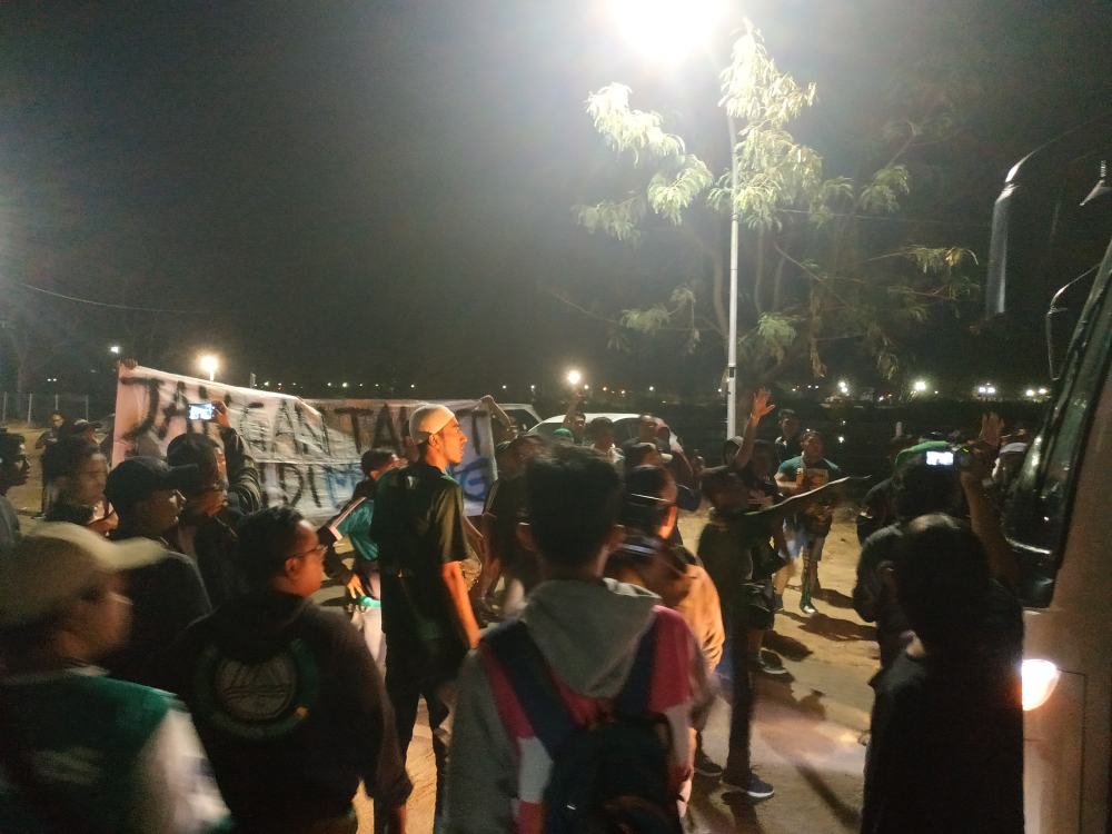 Protes, Suporter Lempari Bus Tim Persebaya