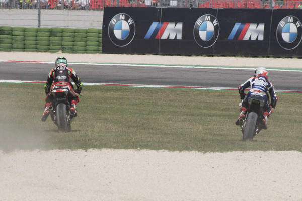 Pembalap Moto2 Lakukan Tindakan Tak Terpuji dan Berbahaya