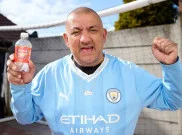 Aksi Minum Botol Arsenal Viral, Suporter Manchester City Terima 900 Pesan dan Tawaran Jadi Bintang Iklan