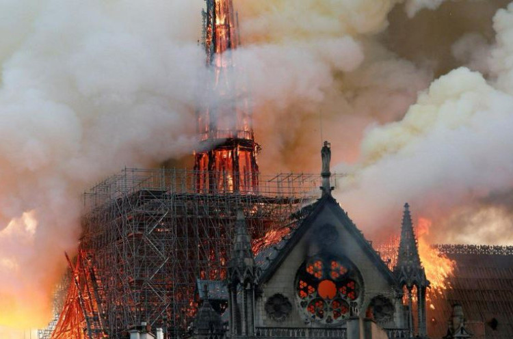 Zidane, Neymar, hingga Mbappe Ekspresikan Kesedihan Terkait Kebakaran Katedral Notre Dame