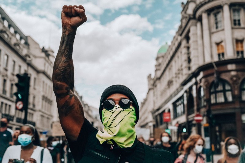 Lewis Hamilton Turun ke Jalan, Suarakan Kesetaraan