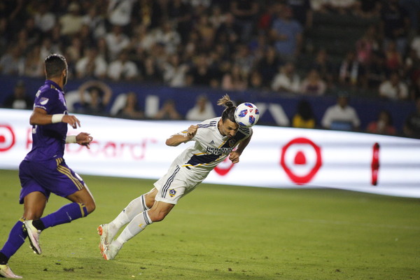 Zlatan Ibrahimovic Lempar Kode ke Inter Milan