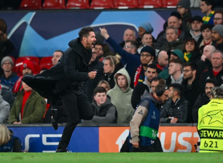 Man United Investigasi Insiden Pelemparan Botol kepada Diego Simeone