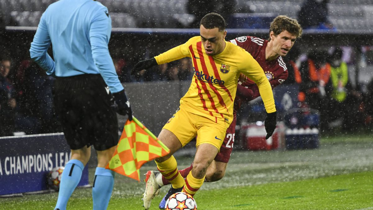 Sergino Dest Bujuk Barcelona Relakannya ke Bayern Munchen